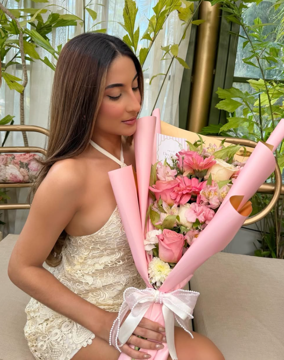 Modelo sosteniendo regalo Adetallesbq